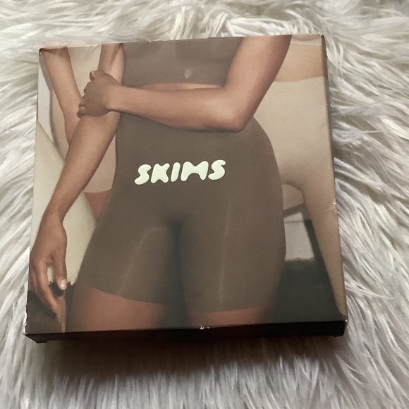 Skims Nwt short mid thigh with open gusset - Picture 5 of 8